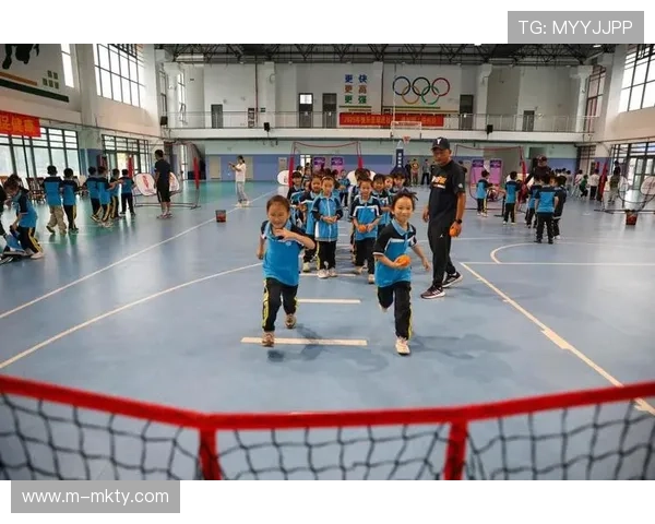 九宫格连线与快乐颠球 社区垒球活动吸引全民参与 九宫格连线与快乐颠球 社区垒球活动吸引全民参与